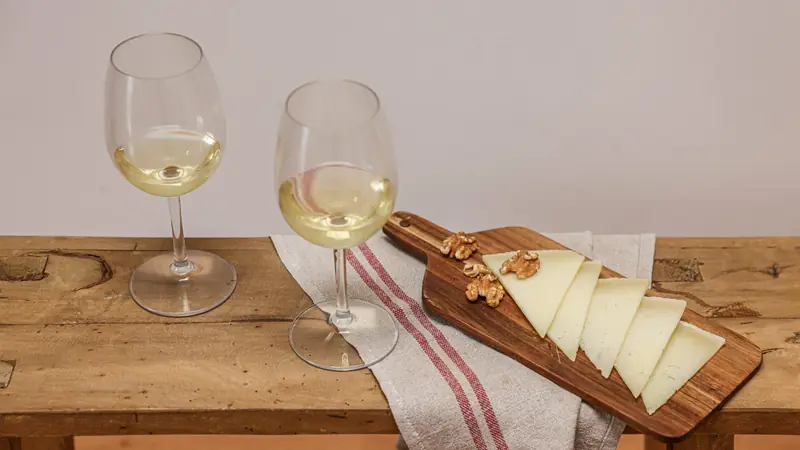 Plateau de fromages variés accompagné de verres de vin