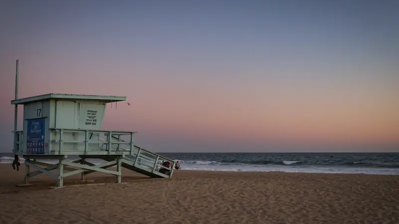 Poste de secours de sauveteurs sur une plage de sable