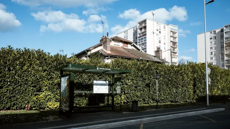 Abribus au bord d'une route