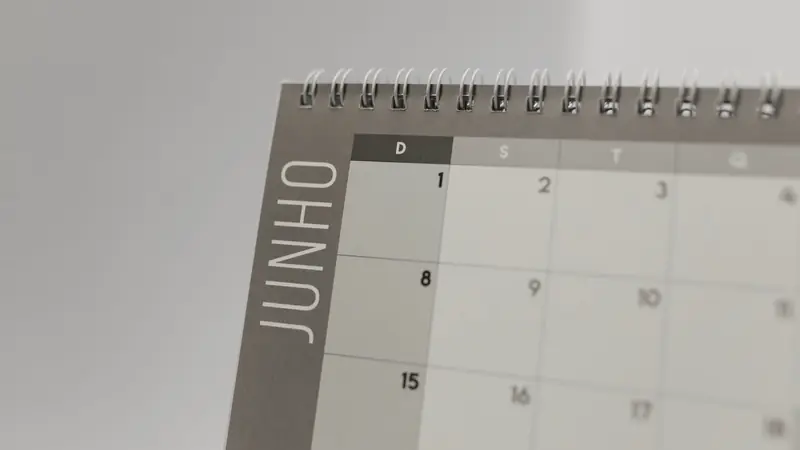 Page de calendrier à spirale ouverte sur un mois, avec la grille des dates