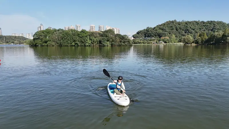 Personne en paddle sur un lac calme