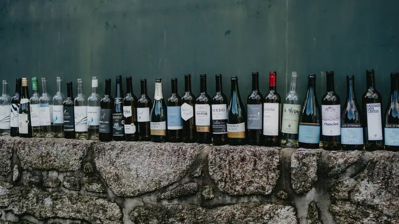 Bouteilles de vin alignées sur un muret de pierre