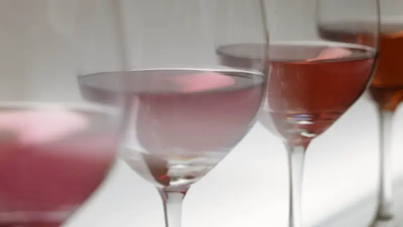 Verres de vin rosé et rouge en gros plan sur une table claire