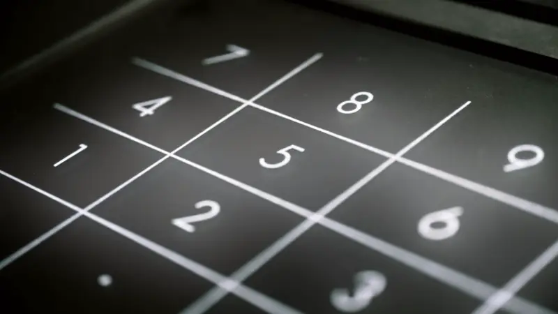 Gros plan d'un pavé numérique noir aux chiffres blancs, comme ceux utilisés pour saisir un code