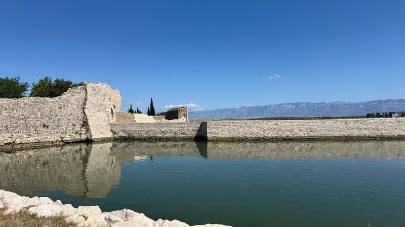 Remparts de pierre au bord d'un plan d'eau