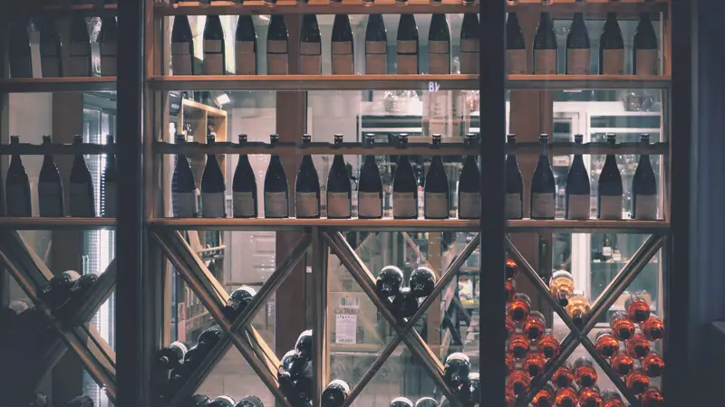 Casiers à bouteilles en bois dans une cave à vin