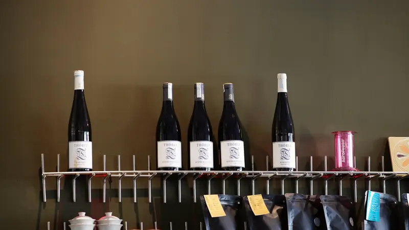 Bouteilles de vin alignées sur une étagère de boutique