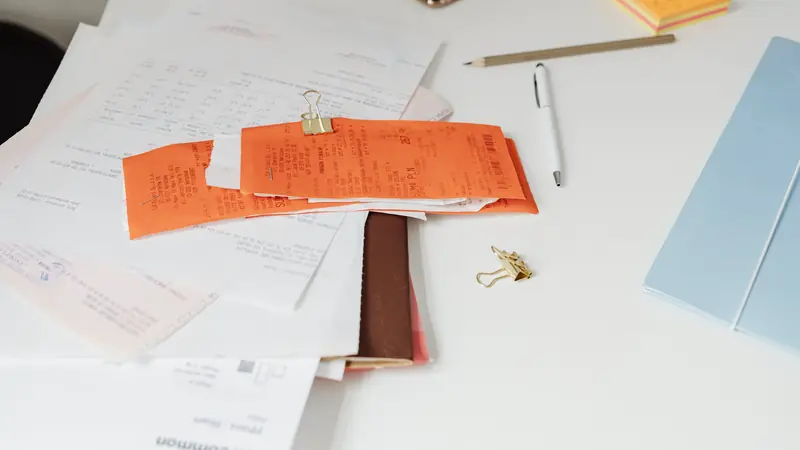 Papiers, reçus et documents étalés sur un bureau