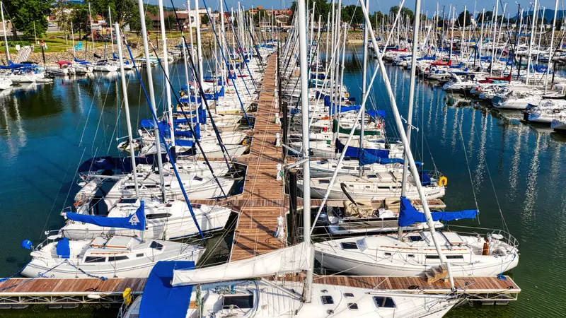 Port de plaisance sur un lac avec des petits voiliers amarrés