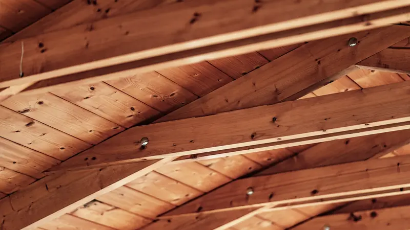 Charpente en bois vue de l'intérieur de la toiture