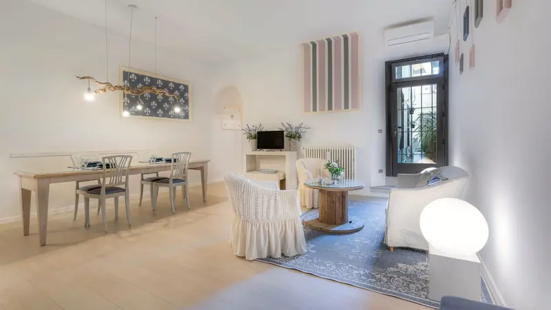 Séjour lumineux de maison de vacances avec table, fauteuils et canapé