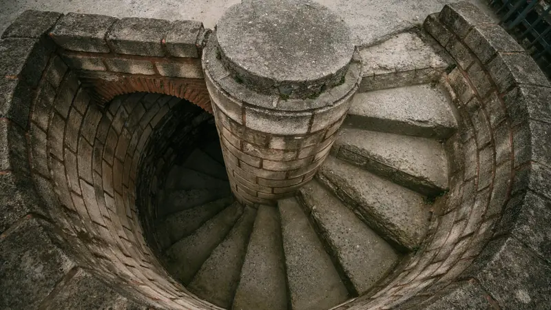 Escalier en colimaçon en pierre à l'intérieur d'une tour ancienne
