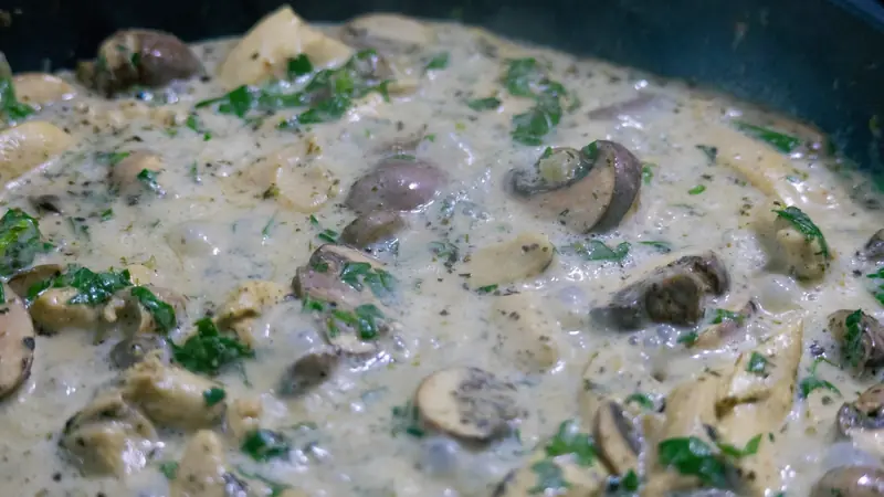 Sauce à la crème et aux champignons mijotant dans une cocotte