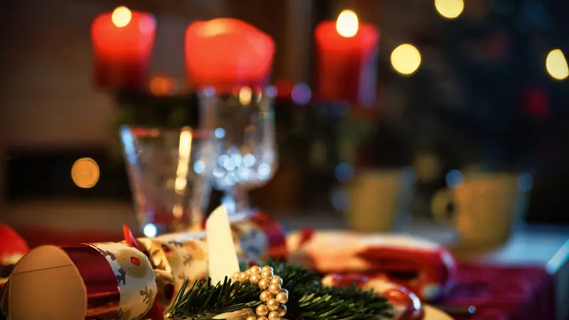 Verres et bougies rouges sur une table de fête illuminée
