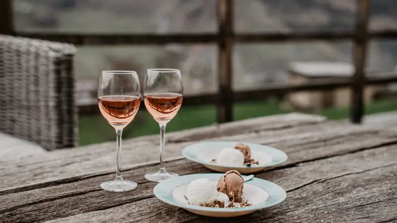 Verres de vin rosé sur une terrasse en été