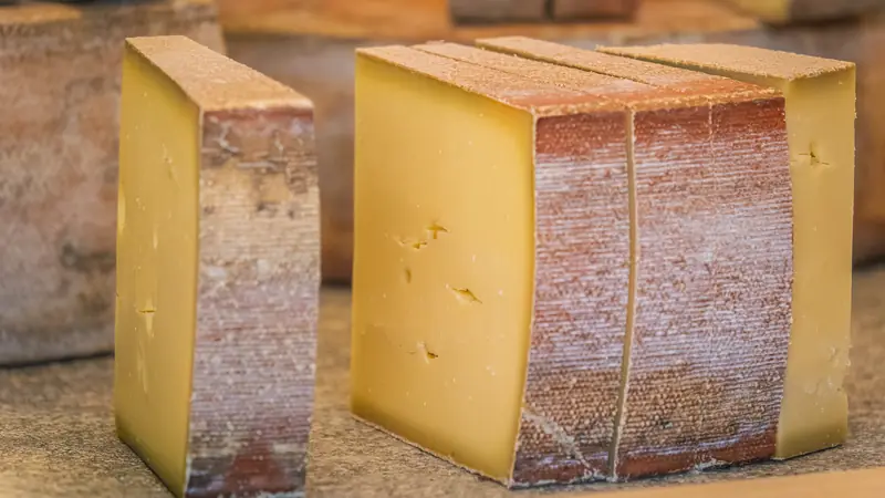 Demi-meules de fromage à raclette sur un étal