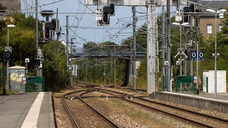 Quai et voies ferrées d'une petite gare