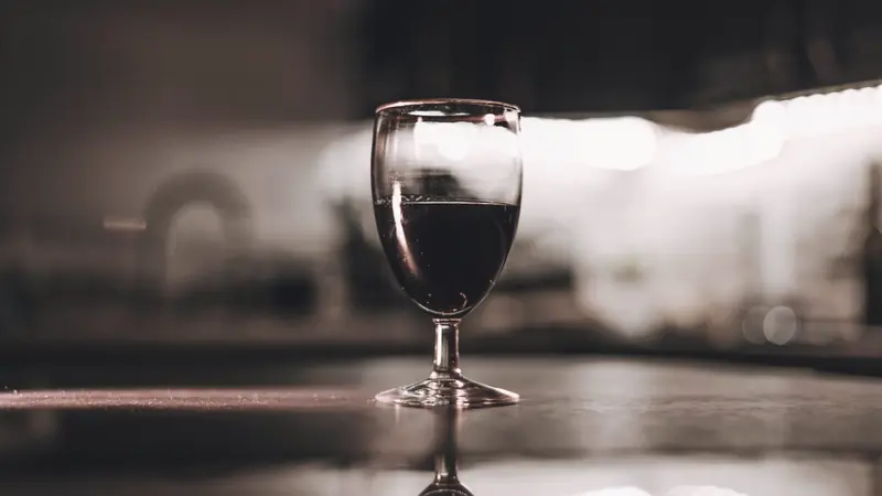 Verre de vin rouge sur une table dans une lumière chaude
