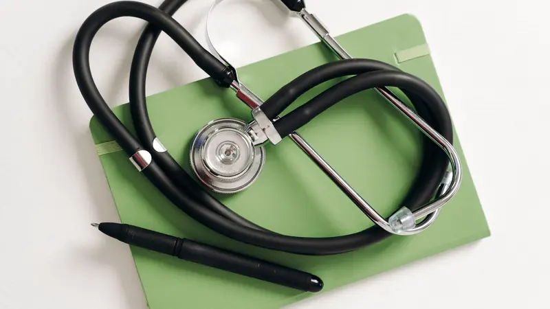 Stéthoscope posé sur un carnet vert