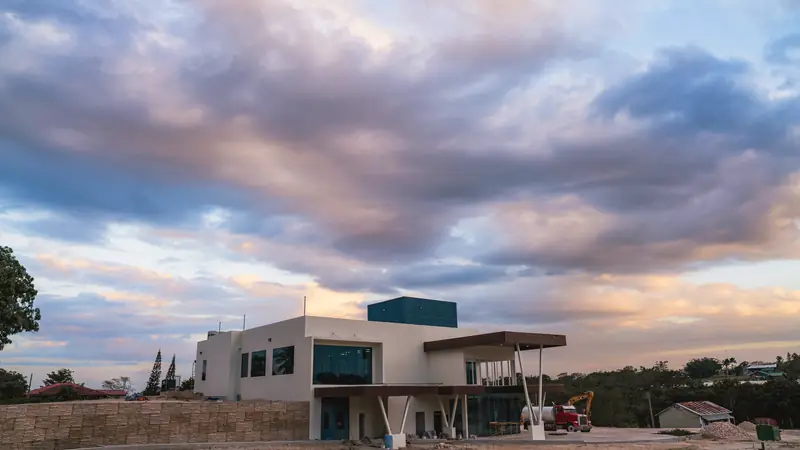 Bâtiment moderne d'un centre de santé sous un ciel nuageux