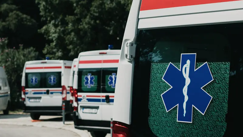 Ambulances garées, l'étoile de vie peinte sur la portière