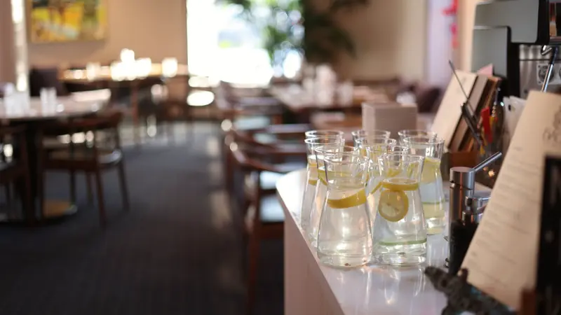Carafes d'eau citronnée sur un comptoir de restaurant